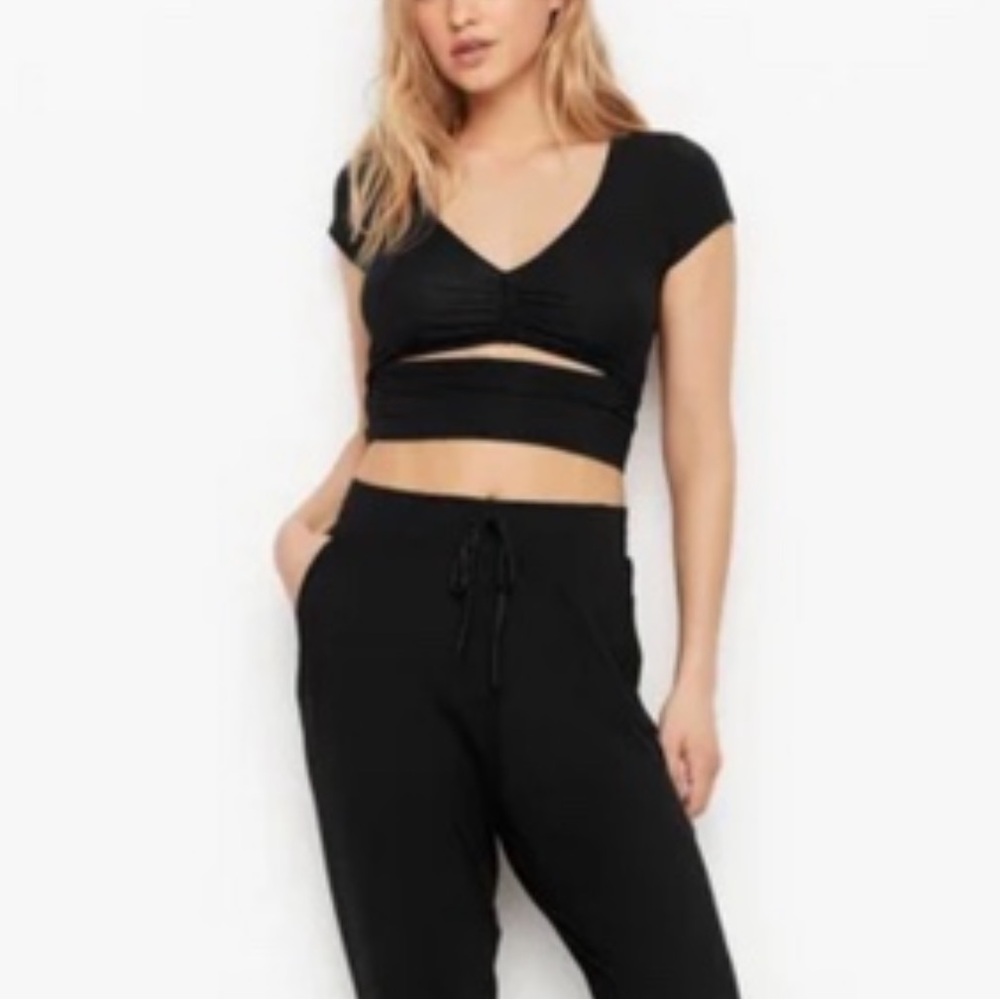 🆕 Victoria’s Secret Heavenly Front Cutout Crop Top